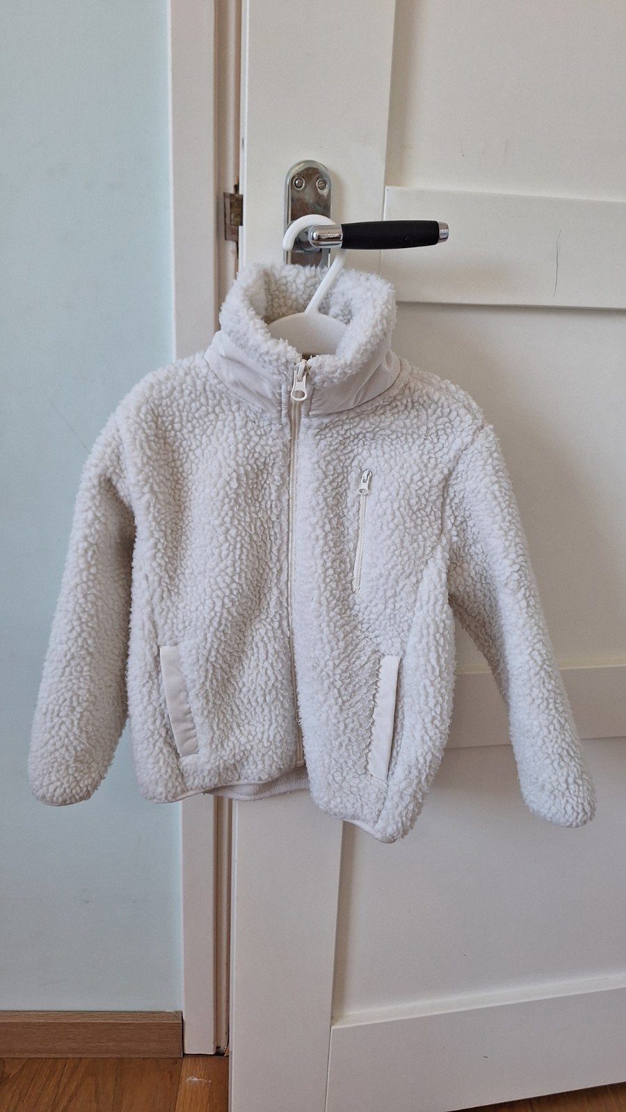 Unisex wit vest/jas maat 104 - Lekker warm, Jongen of Meisje, Essentiel, Ophalen of Verzenden, Zo goed als nieuw