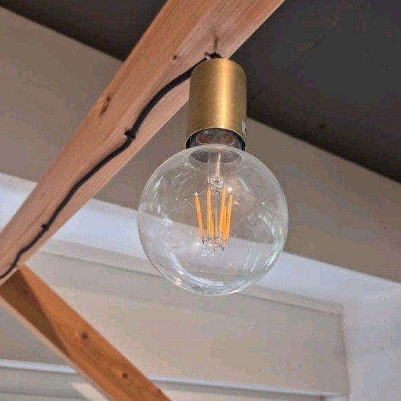 2x Decoratieve LED lampen met gouden fitting - bol 10 cm, Ophalen, Zo goed als nieuw, Modern, Industrieel, Decoratief