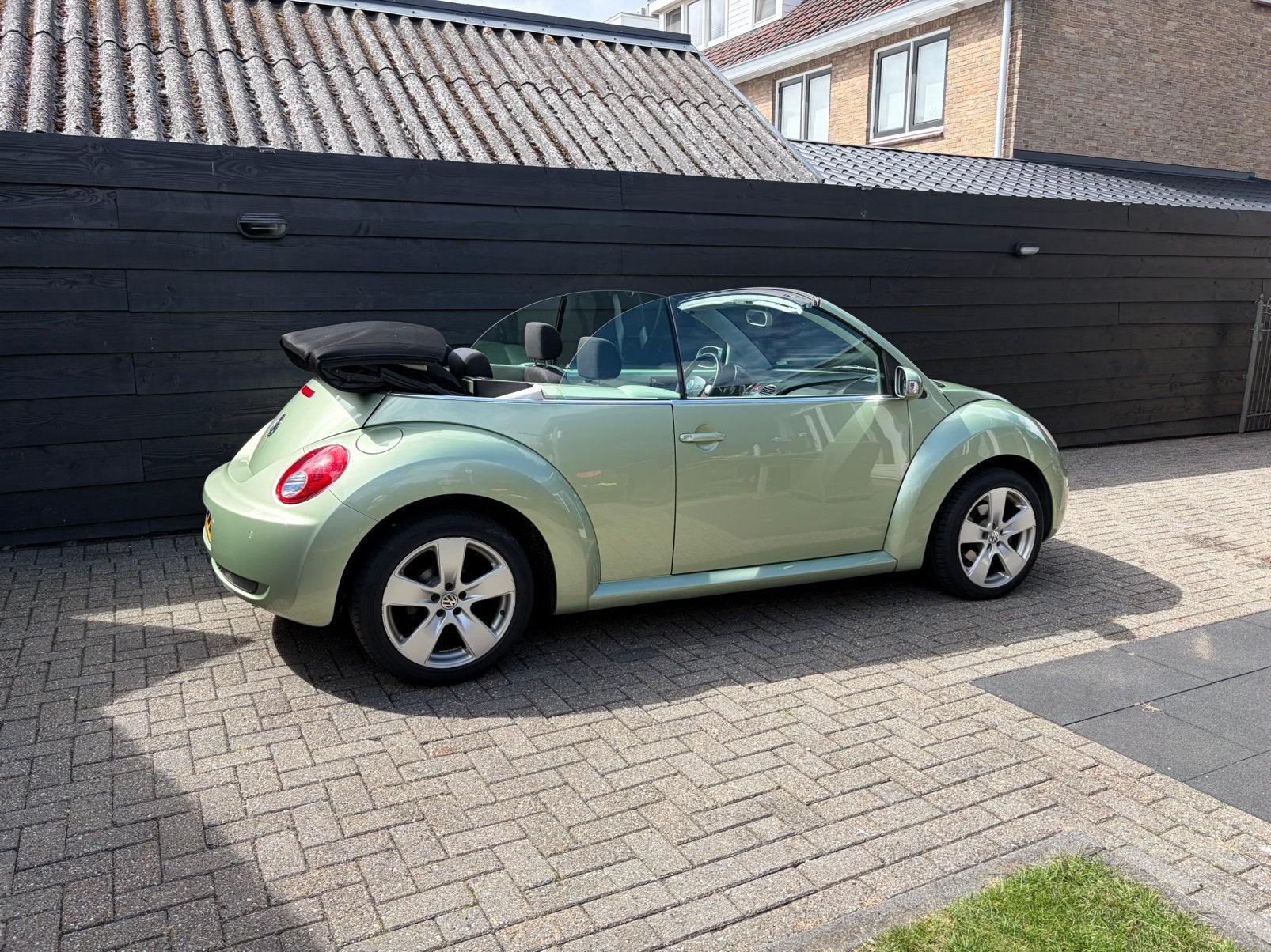 Volkswagen New Beetle Cabrio 1.6 Facelift • 139.000 km, Auto's, Beetle (Kever), 4 cilinders, Cabriolet, 4 stoelen
