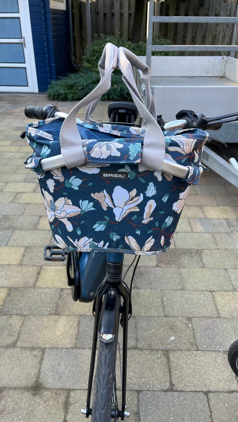 Basil fietsmand voor aan het stuur, Ophalen, Zo goed als nieuw