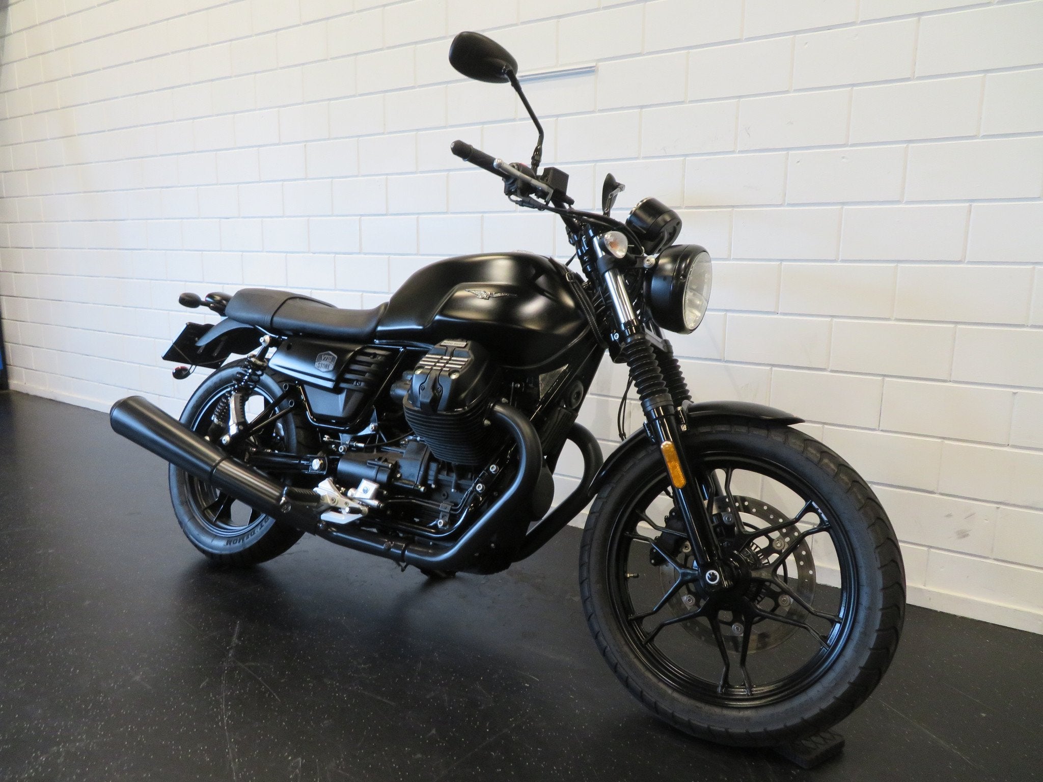 Moto Guzzi V7 STONE V 7 III PERFECT! (bj 2020), Motoren, Bedrijf, 749 cc, Naked bike