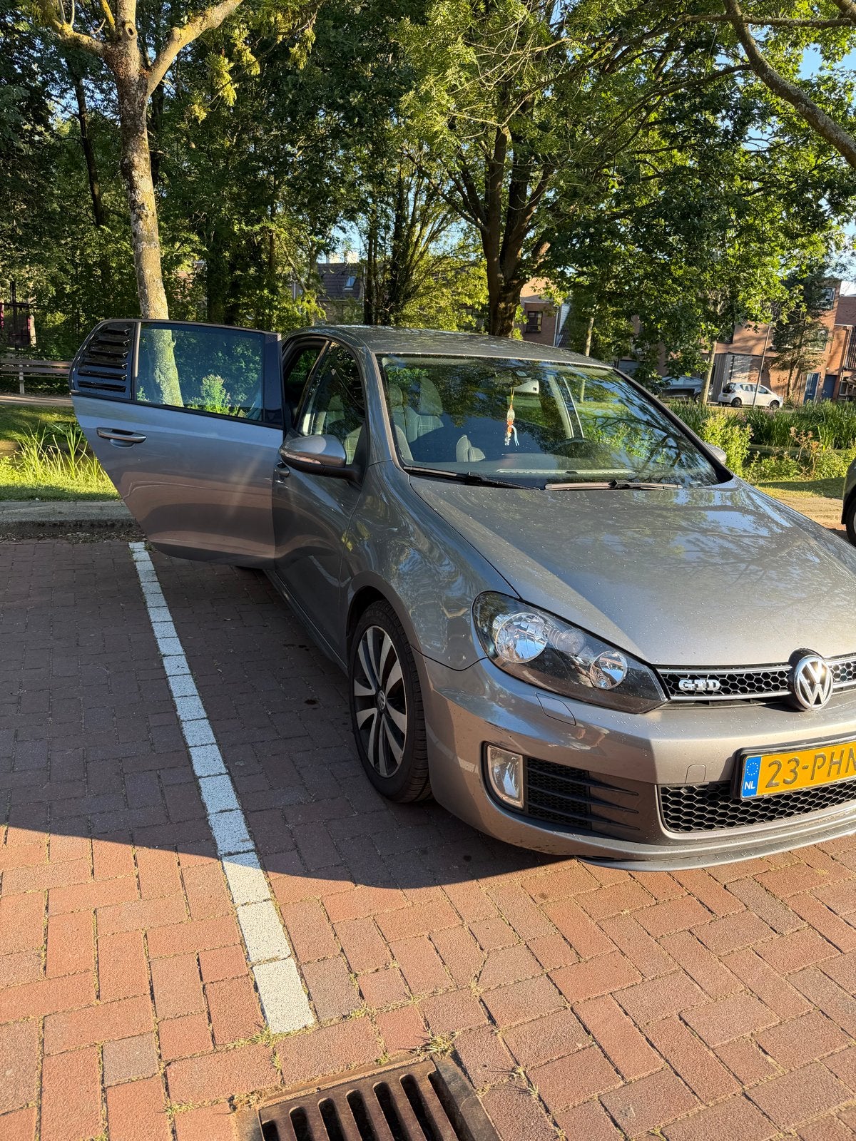 Volkswagen Golf GTD 2.0 TDI  2011 Grijs Inc. SUBWOOFER, Auto's, Voorwielaandrijving, 700 kg, Origineel Nederlands, 140 €/maand