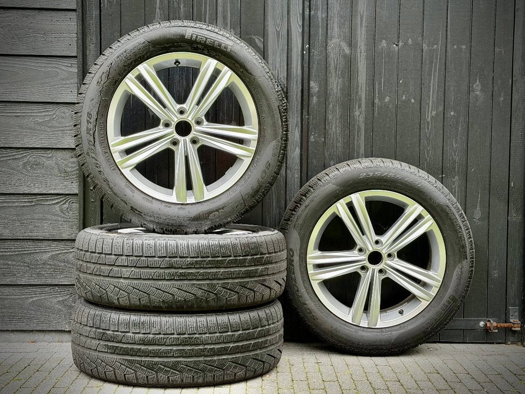 VW Sebring 18 inch winterbanden Pirelli | Tiguan | 7mm |, Ophalen, 18 inch, Gebruikt, Banden en Velgen