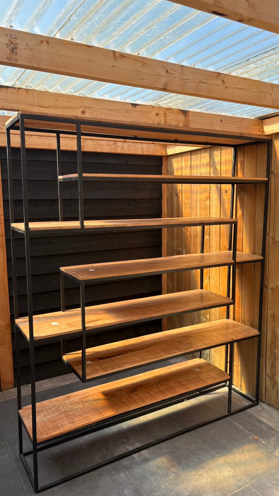 Industriële mangohouten vakkenkast met zwart stalen frame, Huis en Inrichting, Kasten | Boekenkasten, Ophalen, Met plank(en), Gebruikt