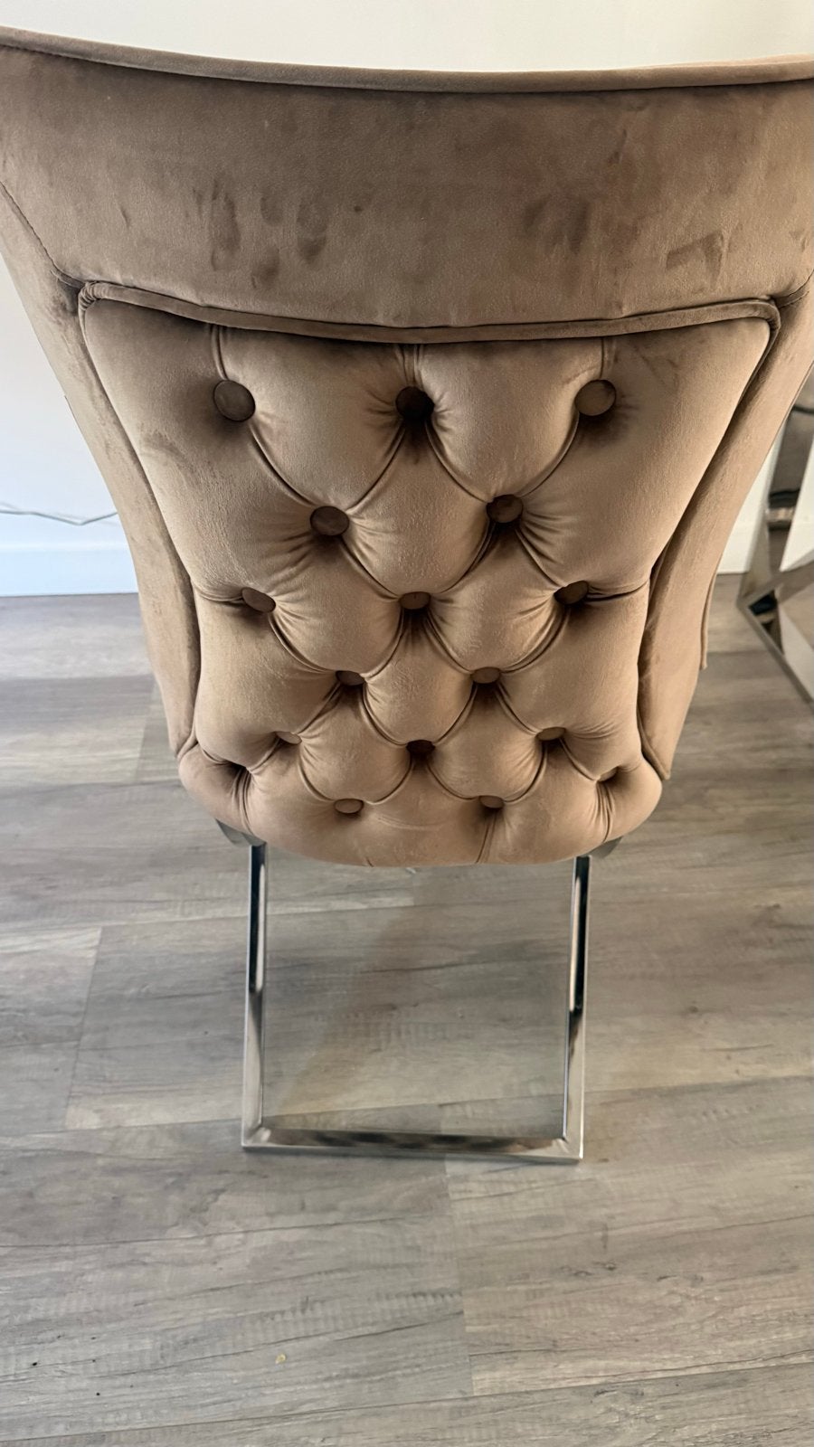 Stijlvolle beige fluwelen eetkamerstoel met metalen onderste, Ophalen, Gebruikt, Overige kleuren, Eén