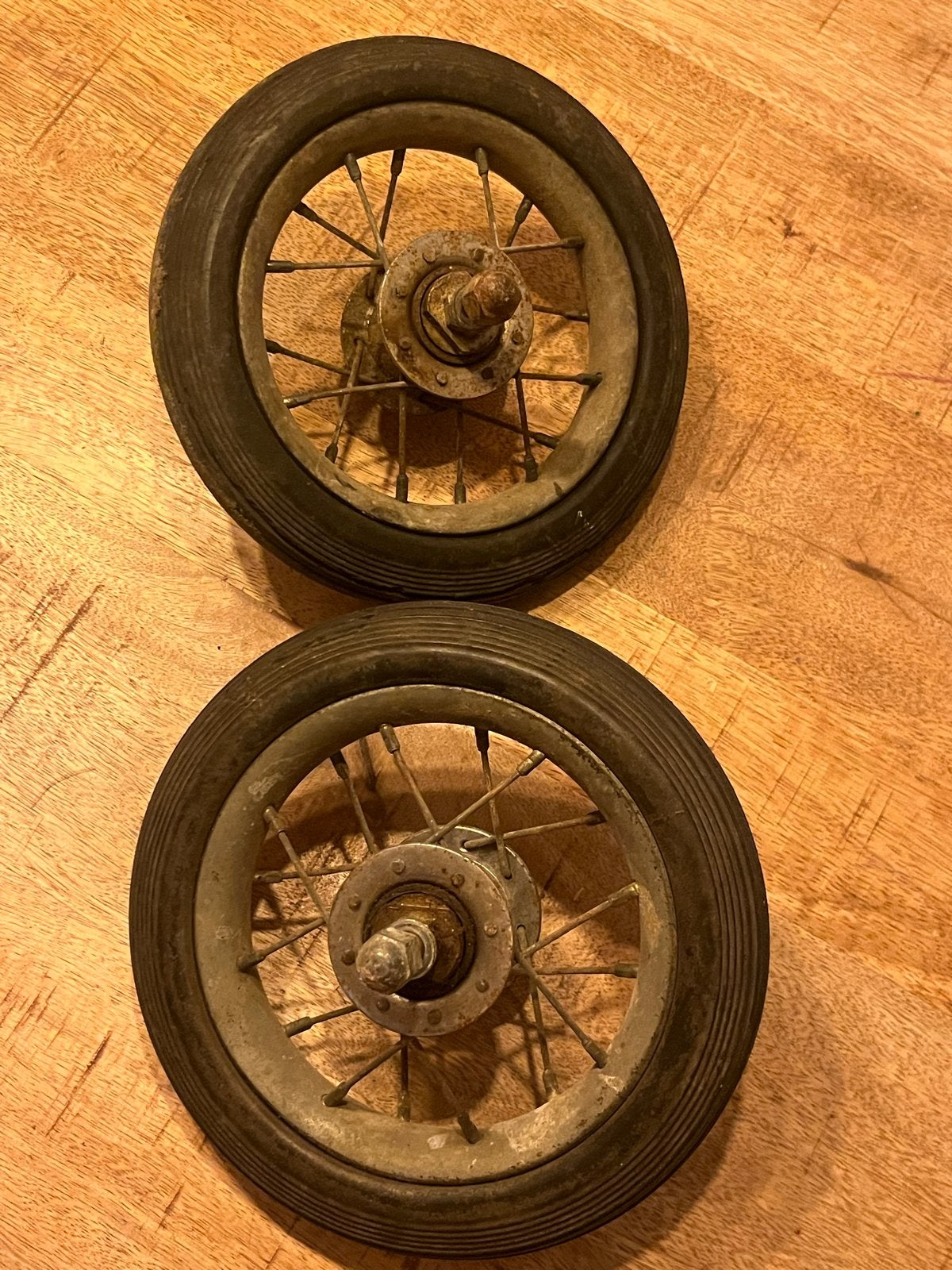 Set van 2 antieke achter spaakwielen voor trapauto, 150x35, Antiek en Kunst, Verzenden