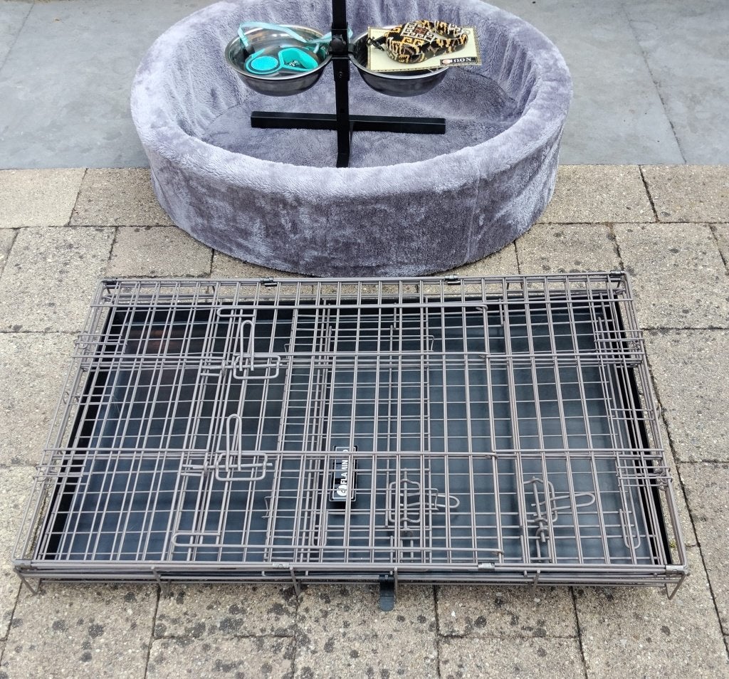 Honden Bench +mand+standaard met water en voerbak+uitrolriem, Dieren en Toebehoren, Ophalen, Zo goed als nieuw