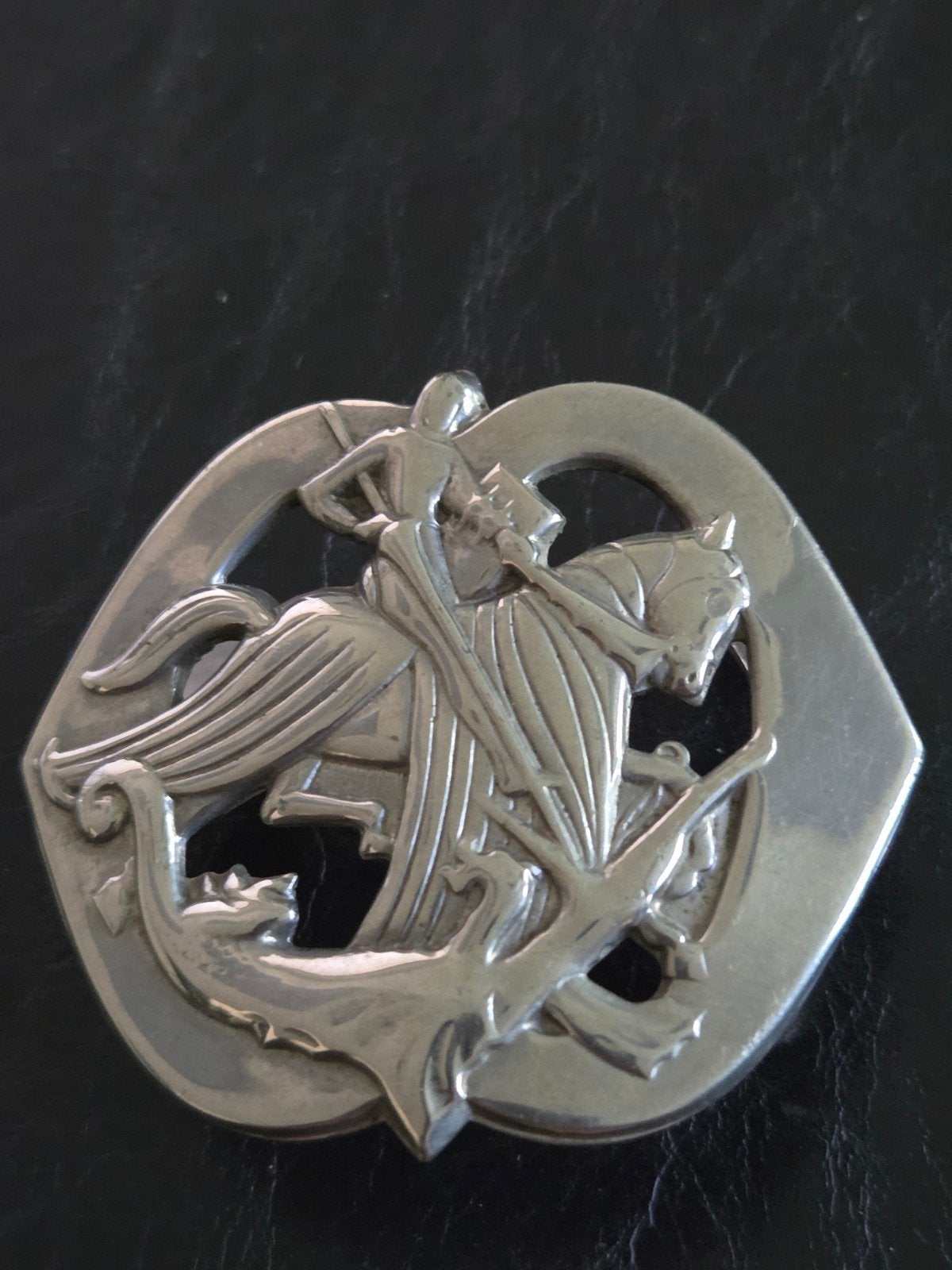 Baretembleem met buiglippen Regiment Huzaren, Ophalen of Verzenden, Landmacht, Nederland, Embleem of Badge