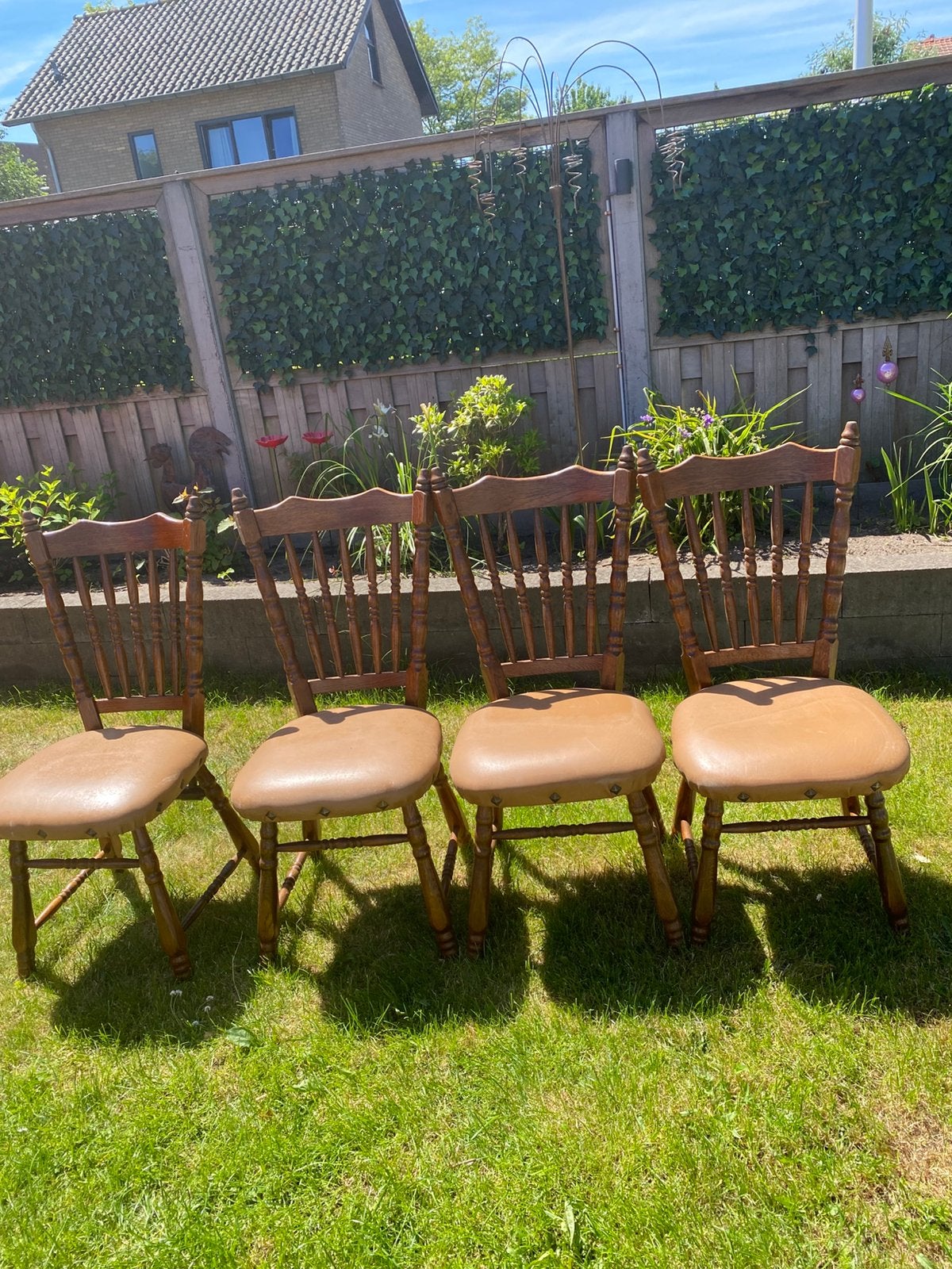 4 houten (bar)krukken met skai bekleding, Ophalen, Met voetsteun, Zo goed als nieuw, 90 cm of meer