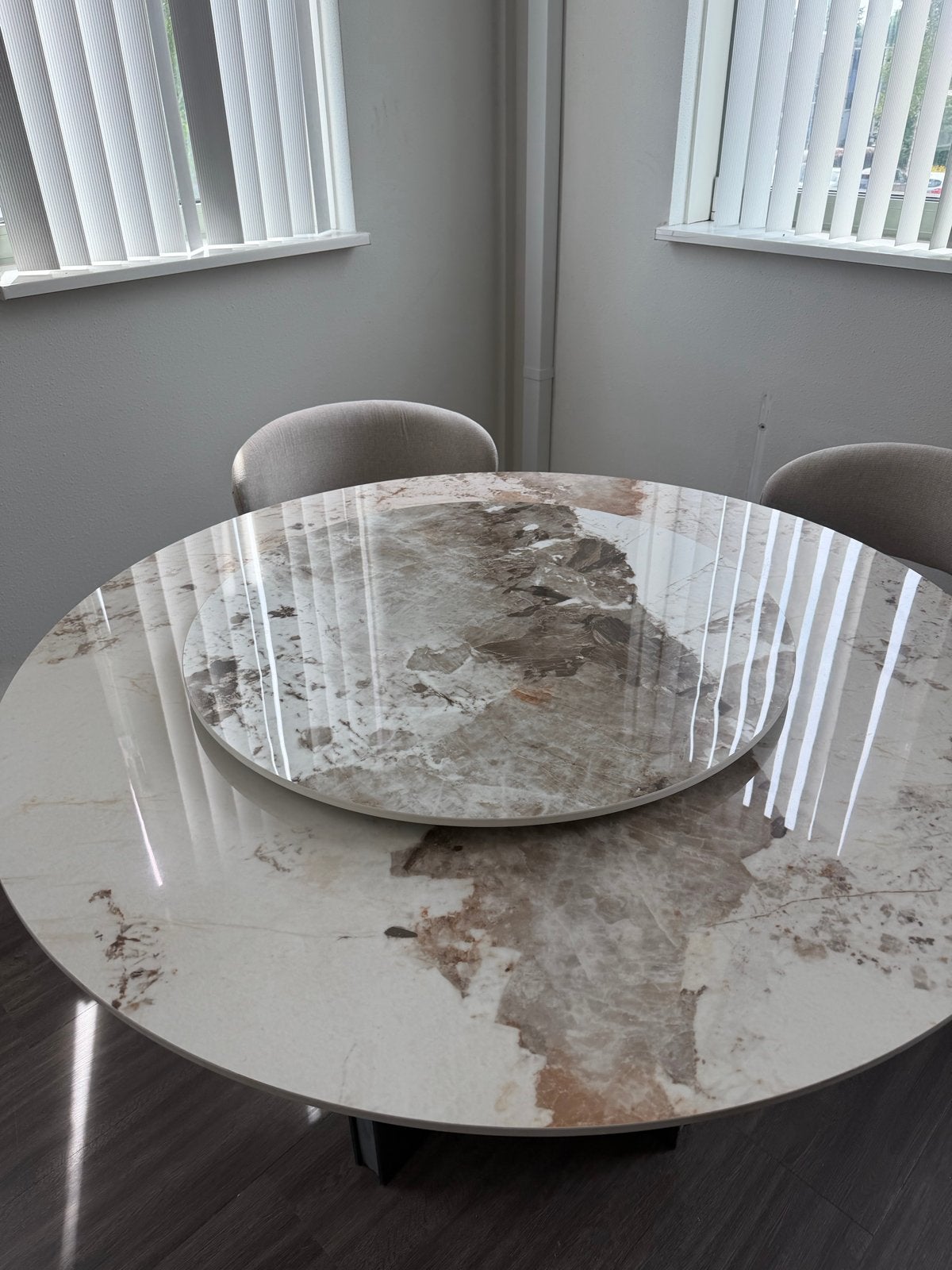 Ronde eettafel met marmerlook en draaiplateau, Huis en Inrichting, Tafels | Eettafels, Overige materialen, Rond, Nieuw, Vier personen