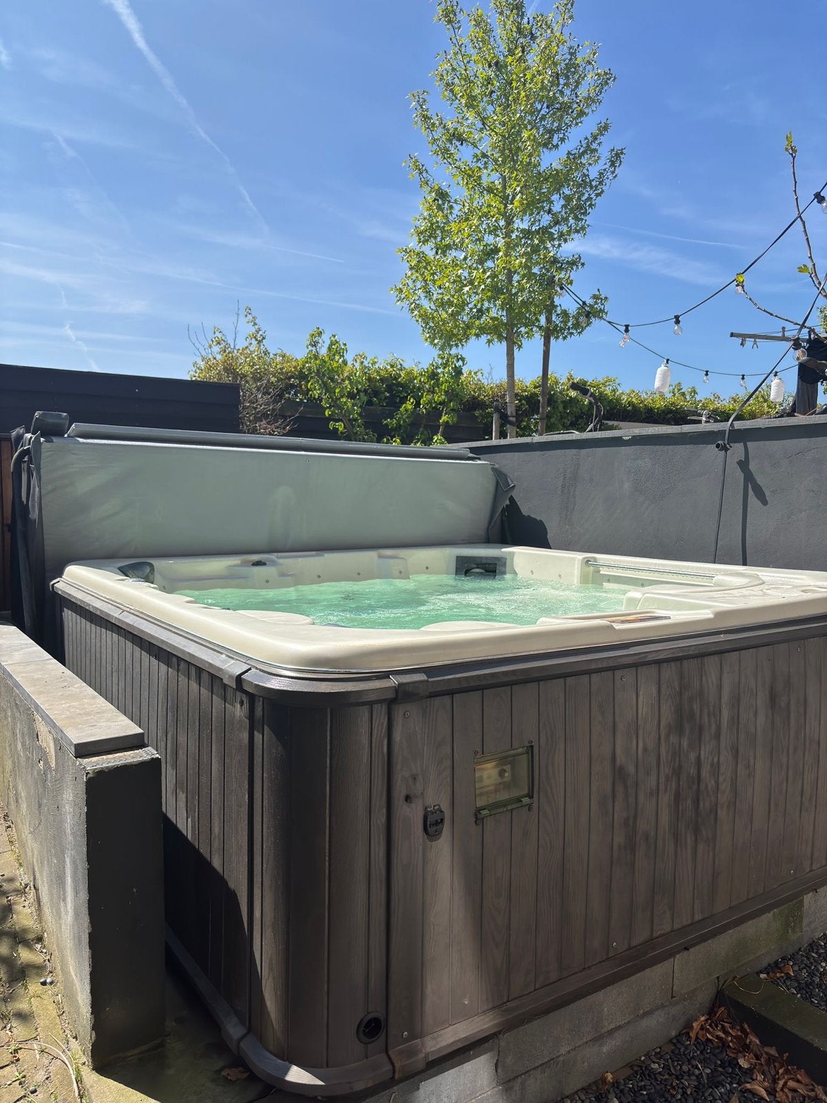 Luxe 6 persoons Jacuzzi met geïsoleerde kap, Tuin en Terras, Ophalen, Gebruikt, Afdekzeil, Vast