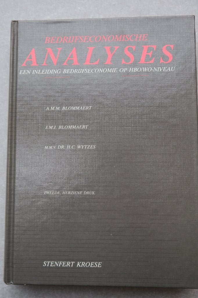 2 boeken: - Bedrijfseconomische analyses en - Uitwerkingen, Zo goed als nieuw, A.M.M. Blommaert, Alpha, HBO