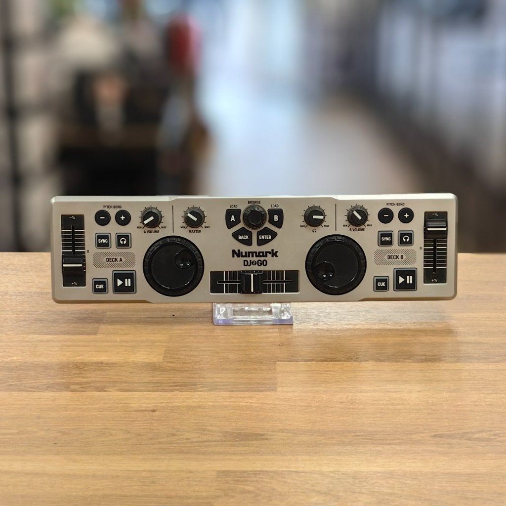 Numark DJ2GO | Zilver - Netjes, Muziek en Instrumenten, Dj-sets en Draaitafels, Numark, Zo goed als nieuw, Support@numark.com