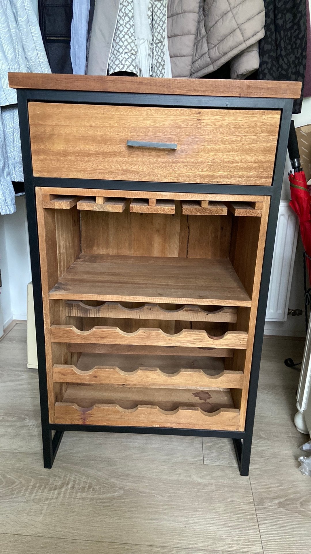 Mango wijnkast van gerecycled hout en zwart metaal, Ophalen, 1 of 2 laden, 50 tot 100 cm, Zo goed als nieuw