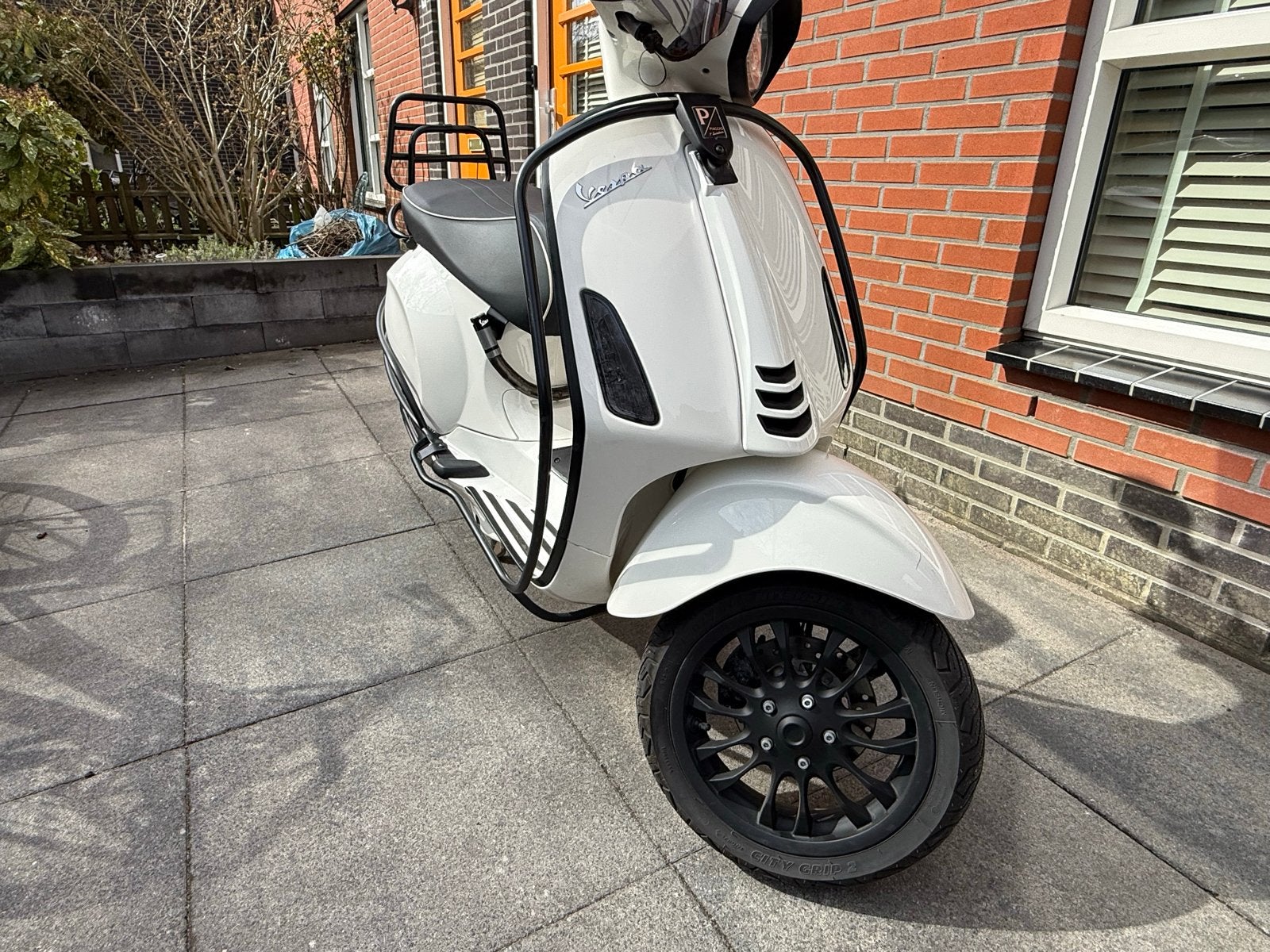 Vespa Sprint 2020 - Wit - Zo goed als nieuw, Fietsen en Brommers, Overige modellen, Maximaal 45 km/u, Ophalen of Verzenden, Zo goed als nieuw