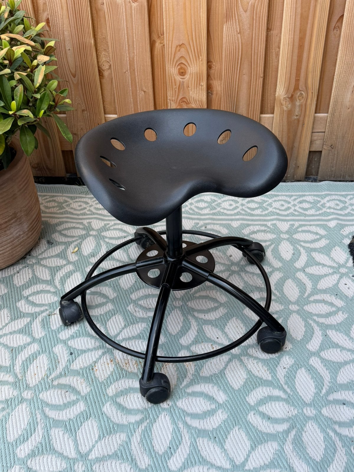 Ergonomisch Ikea krukje, Huis en Inrichting, Krukjes, Ophalen, Zo goed als nieuw, Hout