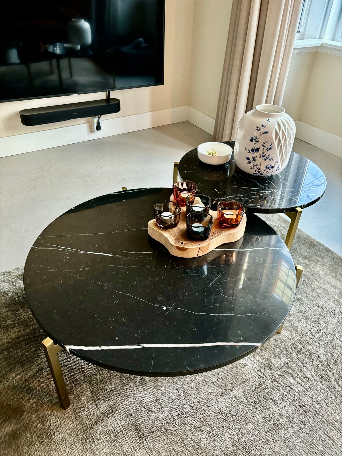 Set van 2 ronde marmer salontafels en goudkleurige p, Ophalen, Rond, 50 tot 100 cm, Zo goed als nieuw