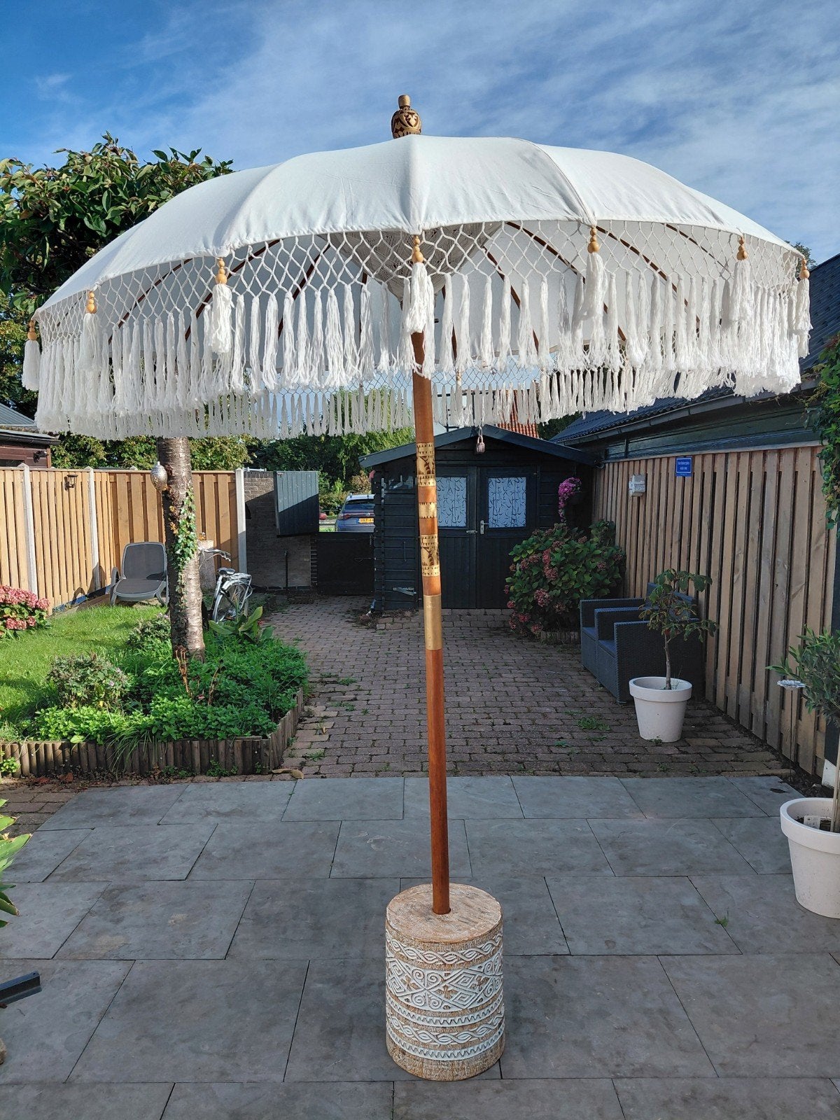 Balinese parasol wit met franjes en voet, Ophalen, Zo goed als nieuw, 2 tot 3 meter, Stokparasol