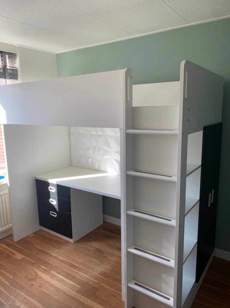 IKEA hoogslaper met bureau en krijtdeurtjes, Kinderen en Baby's, Kinderkamer | Stapelbedden en Hoogslapers, Ophalen, Zo goed als nieuw