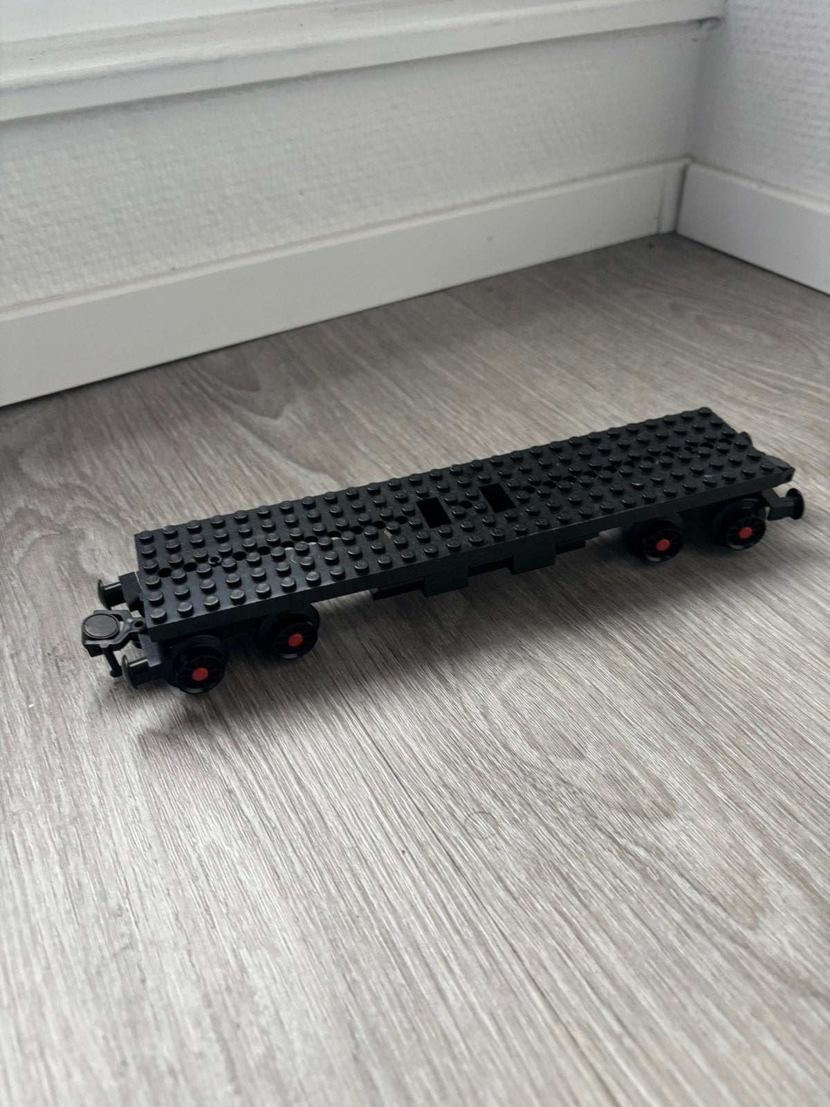 Lego jaren 80 trein onderstel - 28 nops, Ophalen of Verzenden, Gebruikt, Lego