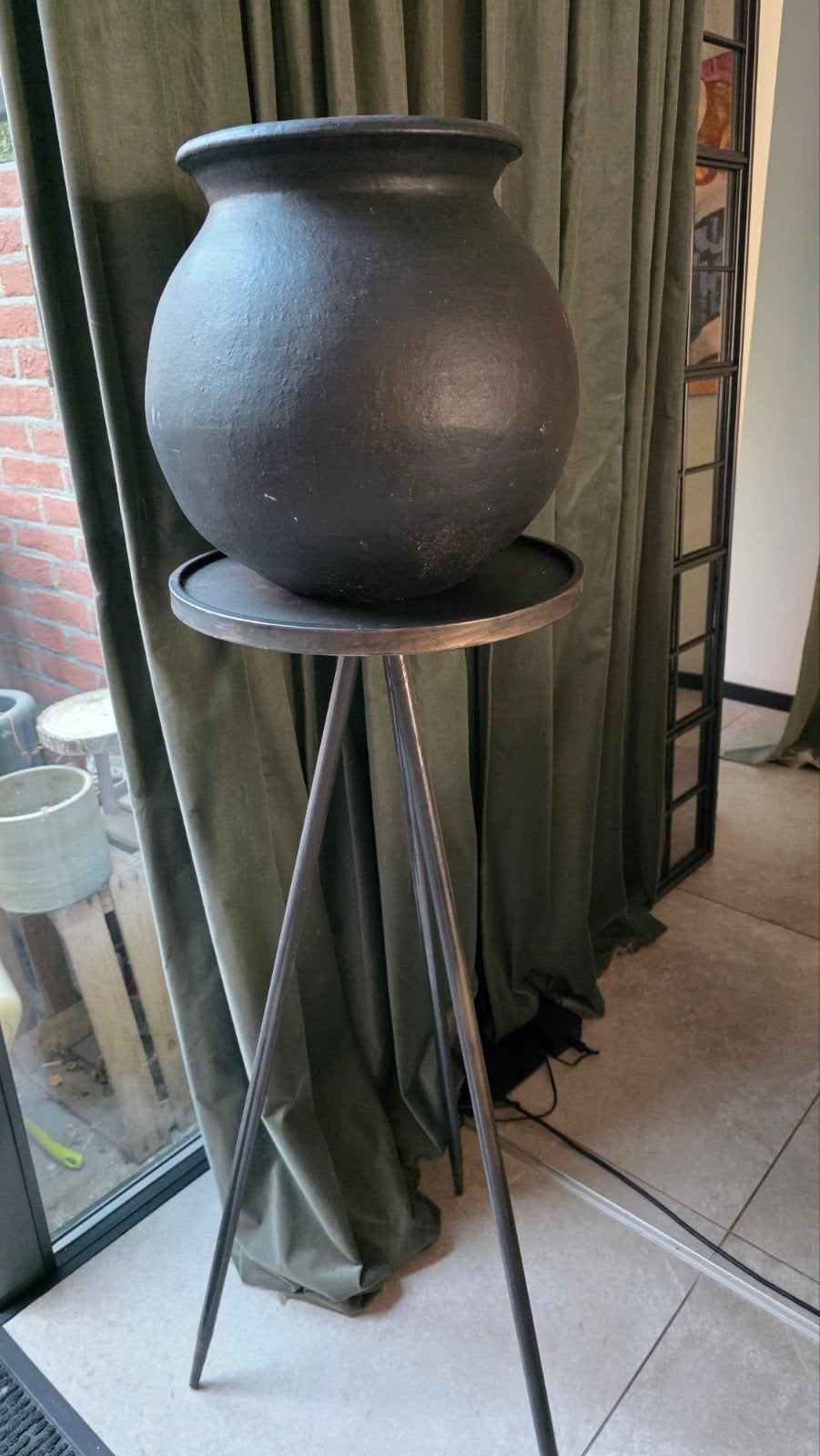 Decoratieve plantenpot met hoge metalen voet, Tuin en Terras, Ophalen, Gebruikt, Minder dan 60 cm, Rond