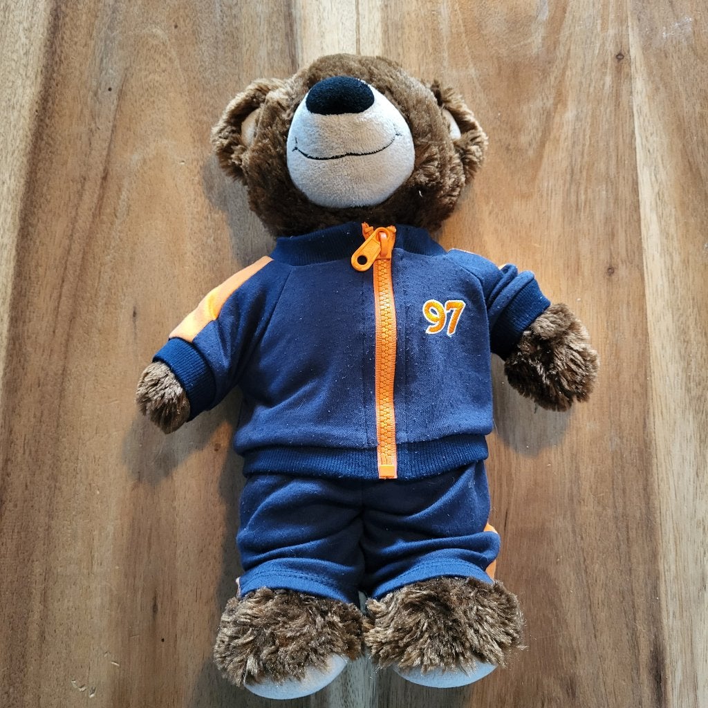 Build-A-Bear teddybeer met compleet joggingpak blauw/oranje, Ophalen of Verzenden, Zo goed als nieuw, Stoffen beer, Overige merken