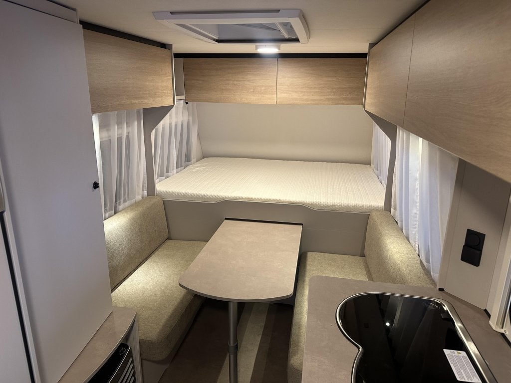 LMC Sassino 470 K 3 persoons stapelbed, Gratis MOVER, Caravans en Kamperen, Caravans, Dwarsbed, Bedrijf, Meer dan 6, 5 tot 6 meter