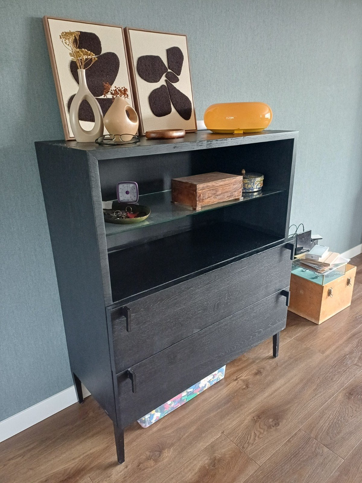 Zwart dressoir/kast met lades en glazen plank, Ophalen, Gebruikt, 100 tot 150 cm, Met lade(s)