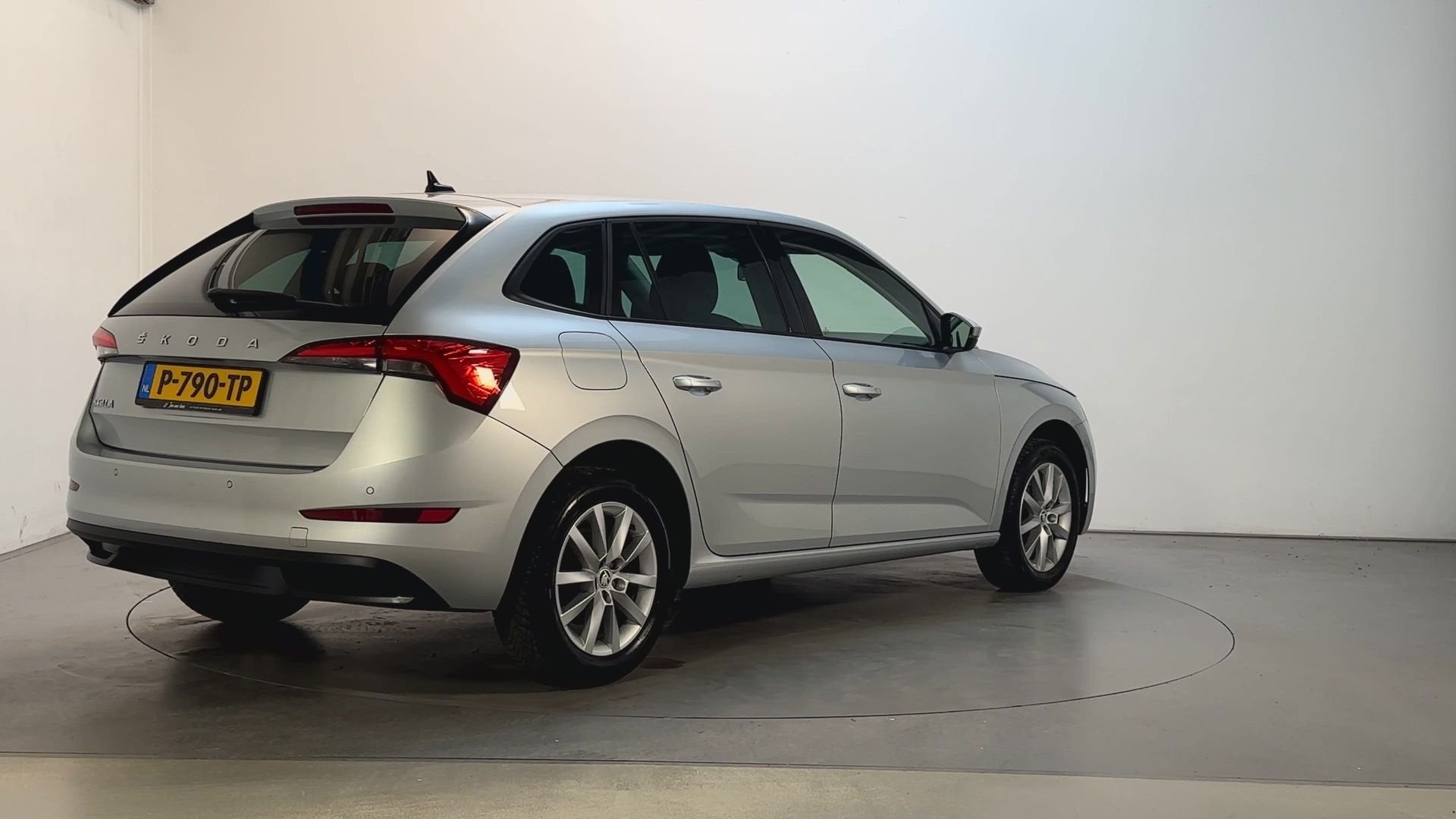 Skoda Scala 1.0 TSI Ambition Parkeersensoren App-Connect DAB, Auto's, Skoda, Met garantie (alle), 610 kg, 49 €/maand, Origineel Nederlands