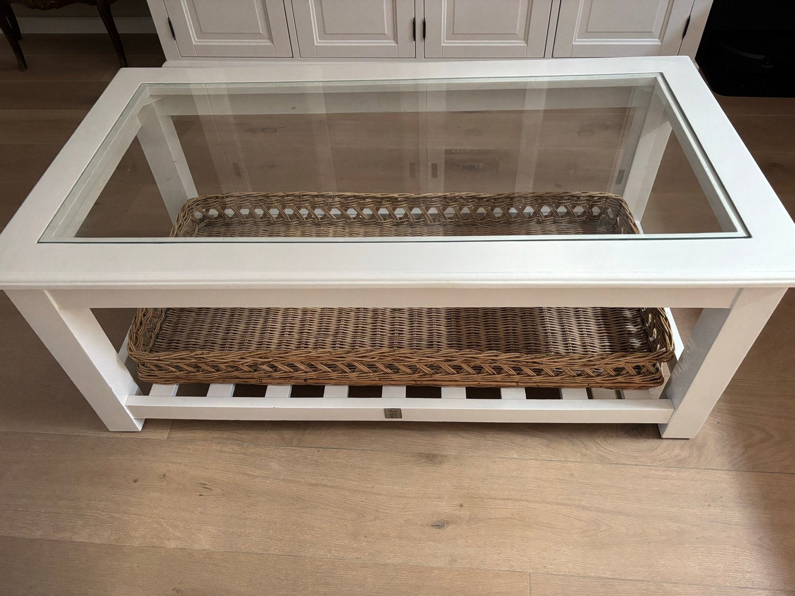 Riviera maison  salontafel wit met glasplaat en rieten mand, Ophalen, Glas, 100 tot 150 cm, 50 tot 100 cm