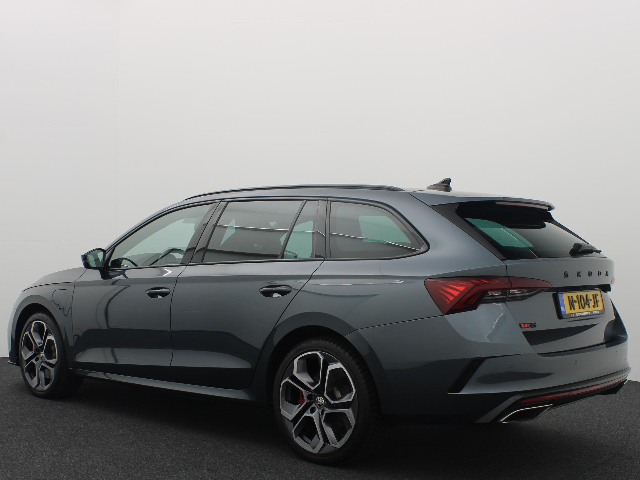 Skoda Octavia Combi 1.4 TSI RS iV PHEV Business AUTOMAAT / P, Auto's, Stof, Gebruikt, 4 cilinders, Hybride Elektrisch/Benzine