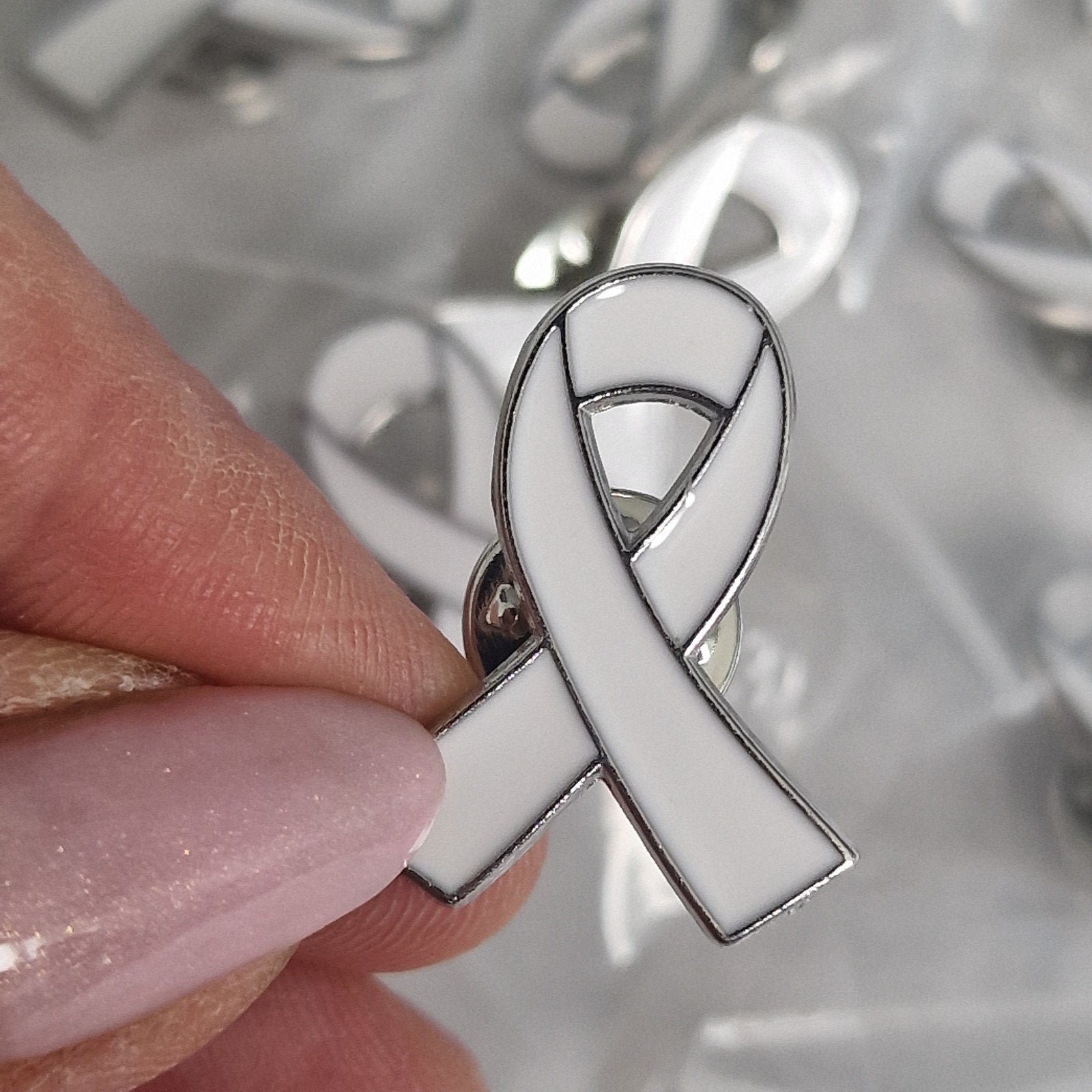 10 metalen pins White ribbon (stand UP for hope), Ophalen of Verzenden, Wit