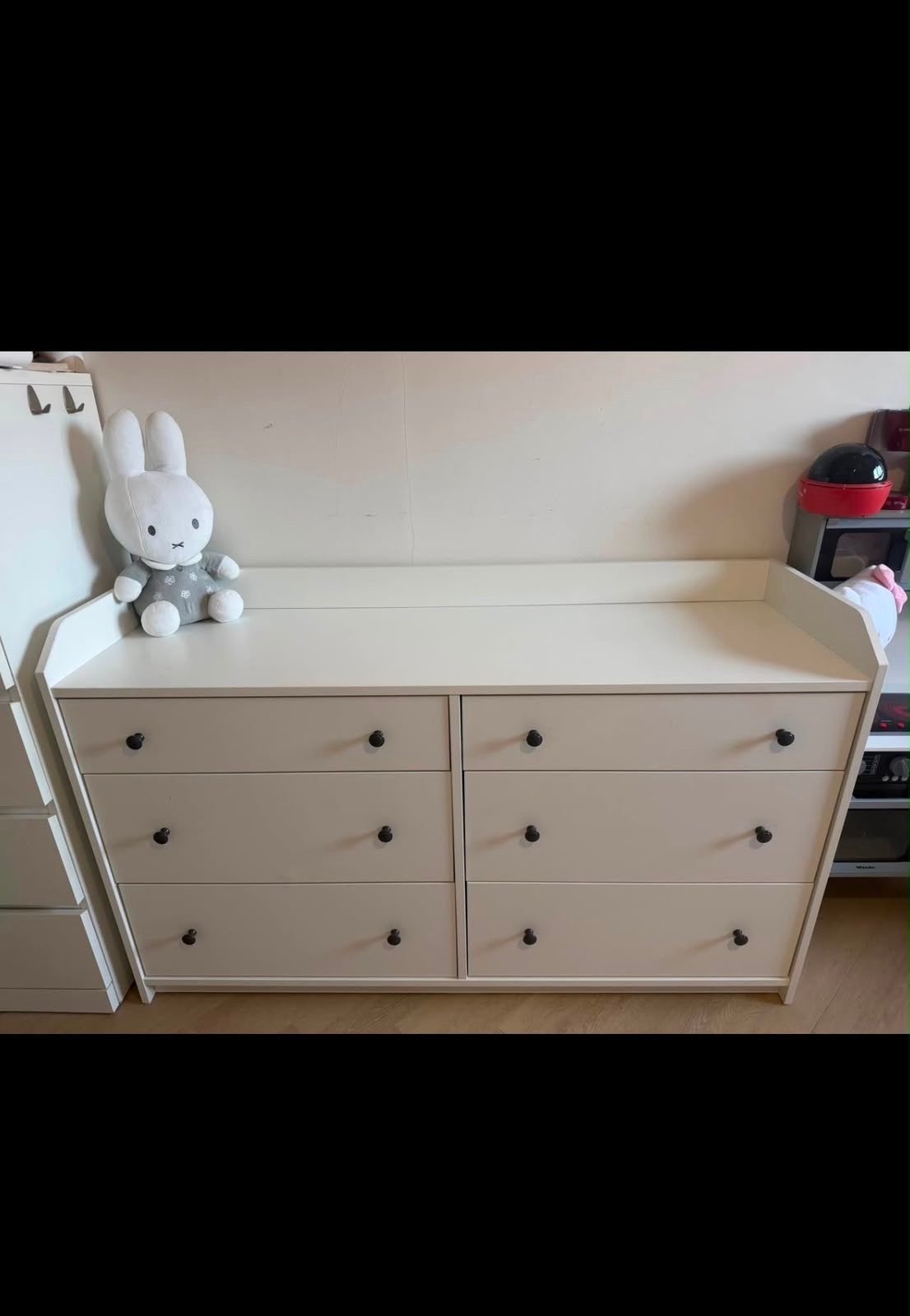 Witte commode met 6 lades en opstaande rand, Ophalen, 50 tot 70 cm, Opstaande rand, 100 cm of meer