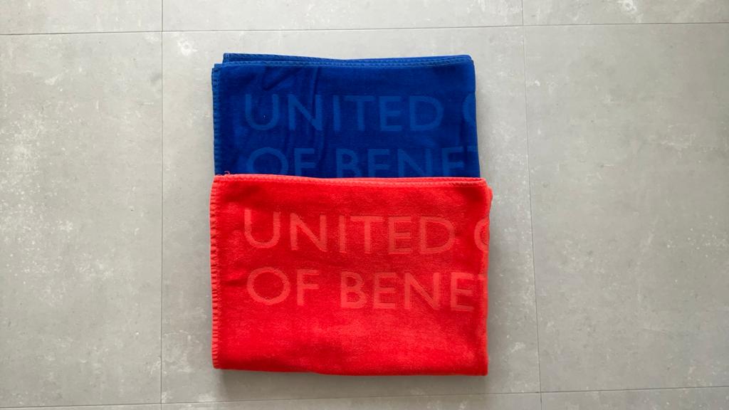 Badlakens Benetton kobaltblauw en rood velours €27,50 p/st, Ophalen of Verzenden, Zo goed als nieuw, Rood, Handdoek