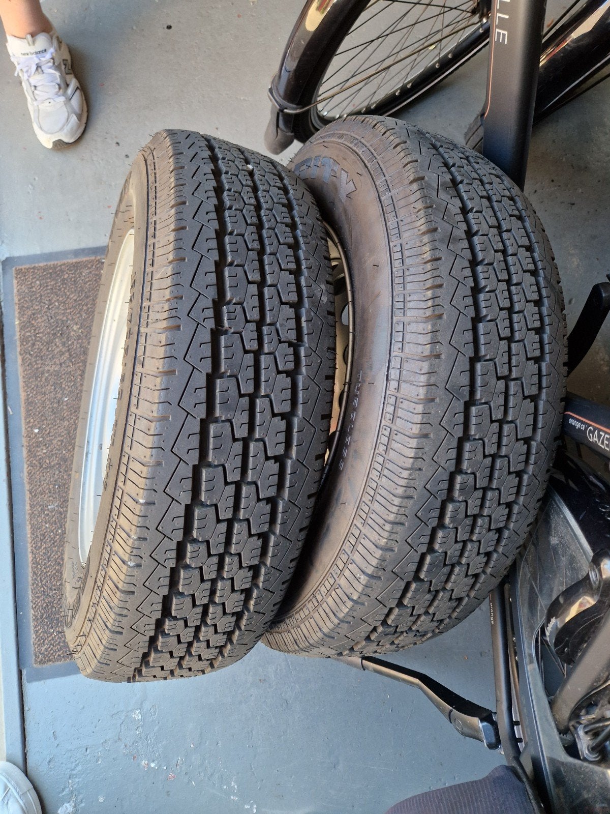 Set z.g.a.n velgen en banden 15 inch incl. wieldoppen Hobby, Caravans en Kamperen, Ophalen, Zo goed als nieuw
