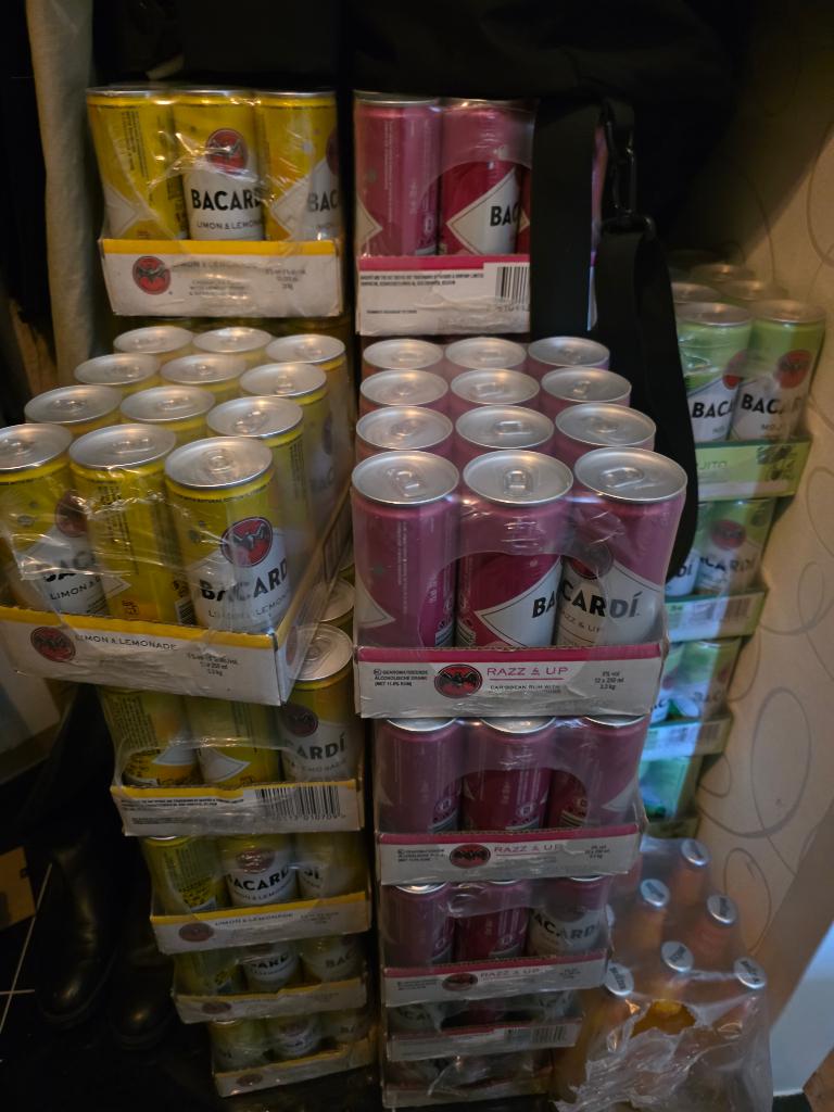 Bacardi blikjes, Ophalen