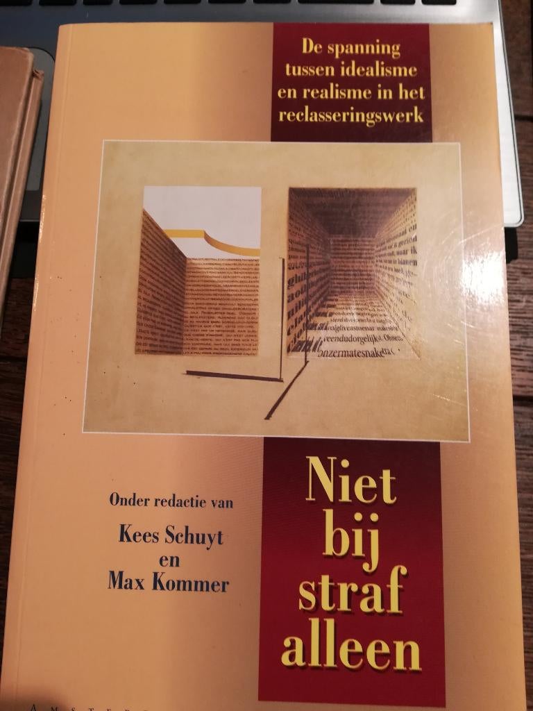 niet bij straf alleen: spanning tussen idealisme en realisme, Ophalen of Verzenden, Alpha, Zo goed als nieuw, HBO