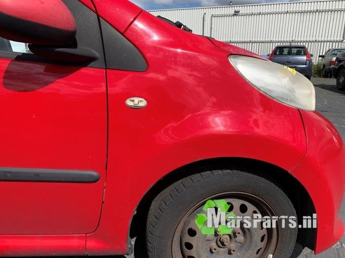 Scherm rechts-voor van een Peugeot 107 (KJH)
