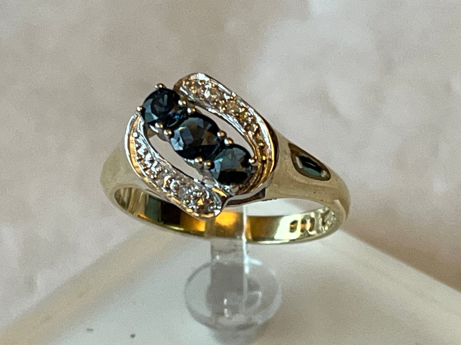 Gouden ring met Saffier en Diamanten - Maat 18, 18 tot 19, Verzenden, Zo goed als nieuw, Met edelsteen