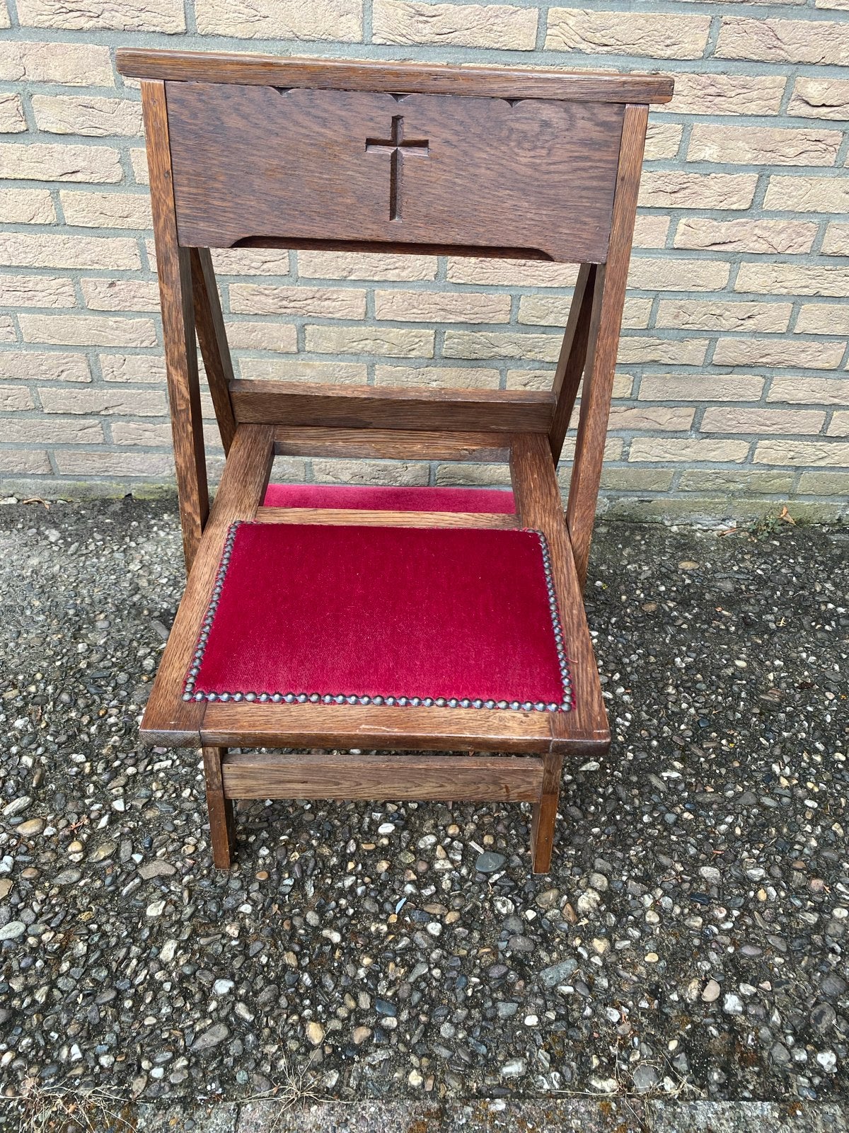 Antieke bidstoel met rood fluweel en kruis, Ophalen