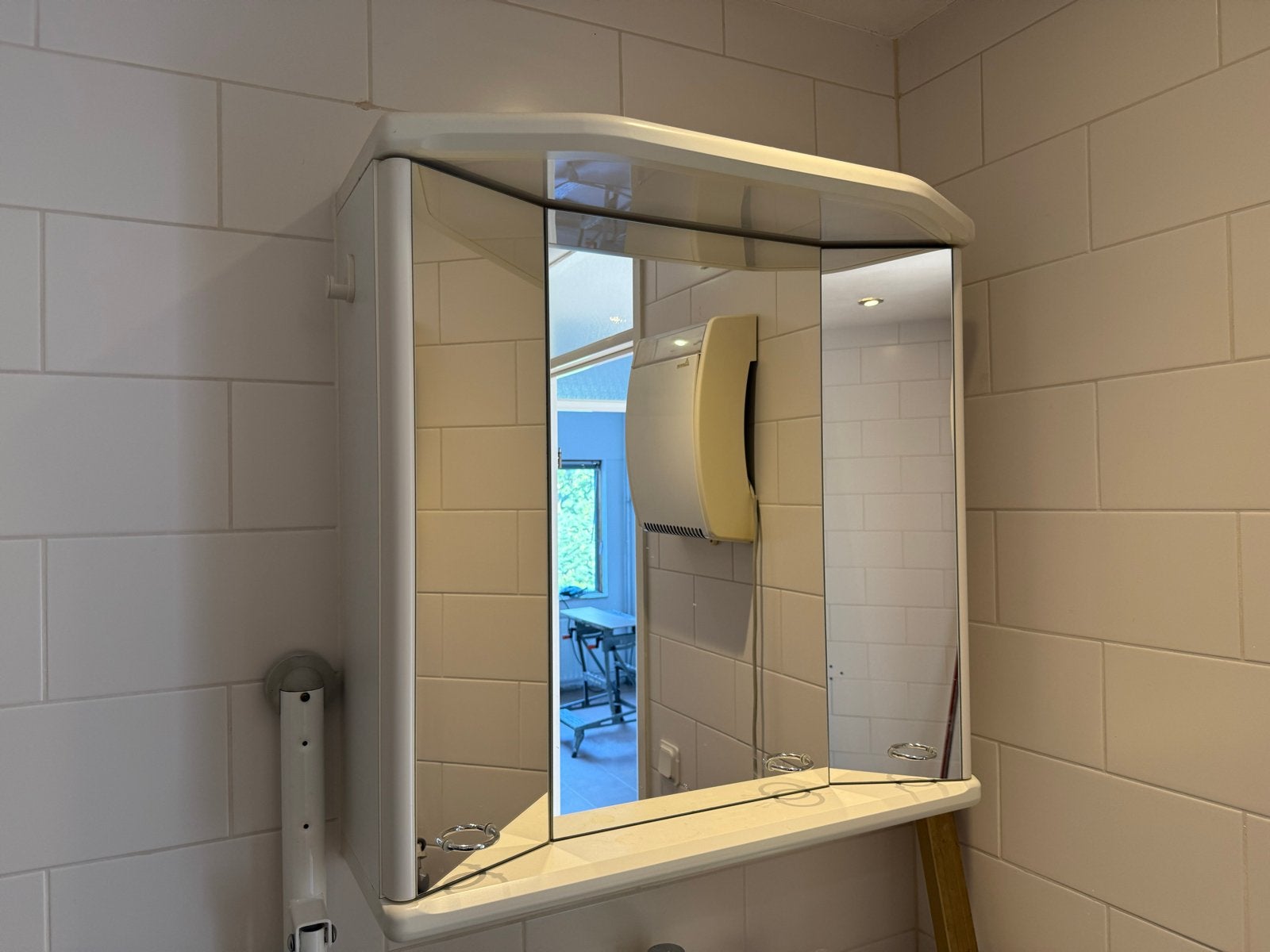 Spiegelkast badkamer met verlichting en stopcontact, Huis en Inrichting, Badkamer | Badkamermeubels, Ophalen, 50 tot 100 cm, Minder dan 25 cm