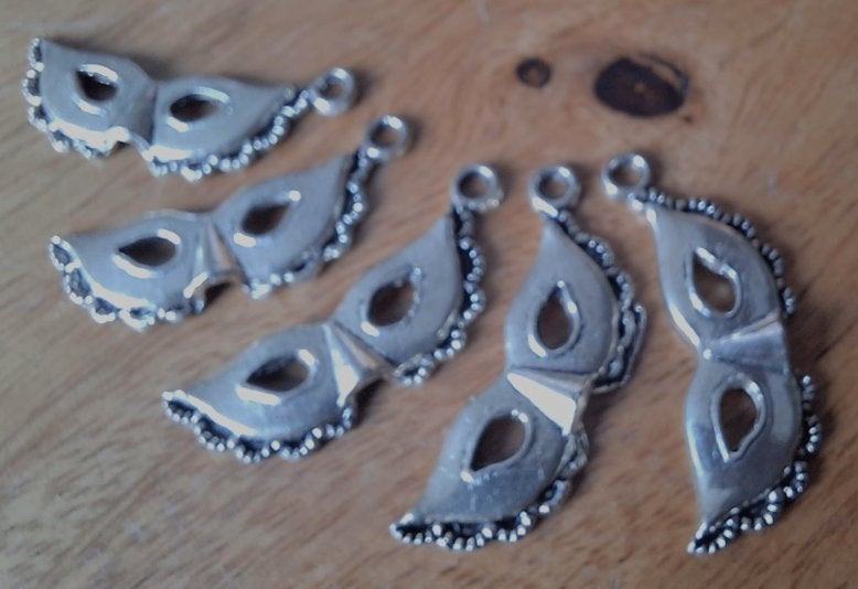 5 stuks zilverkleur bedels Venetiaans masker. 29,8x10,6mm-, Ophalen of Verzenden, Nieuw, Bedel