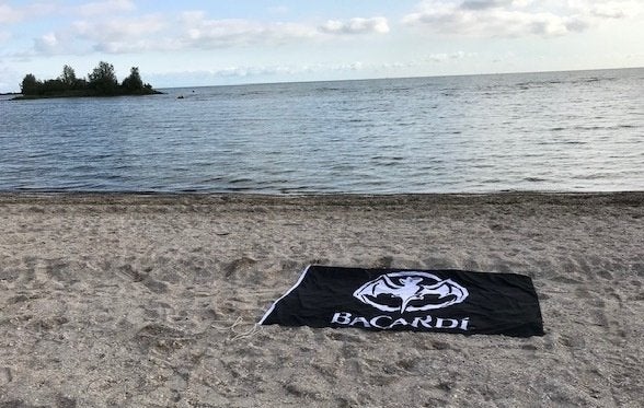 Bacardi vlag Polyester banner € 21,75 inclusief verzending, Verzenden, Nieuw, Gebruiksvoorwerp