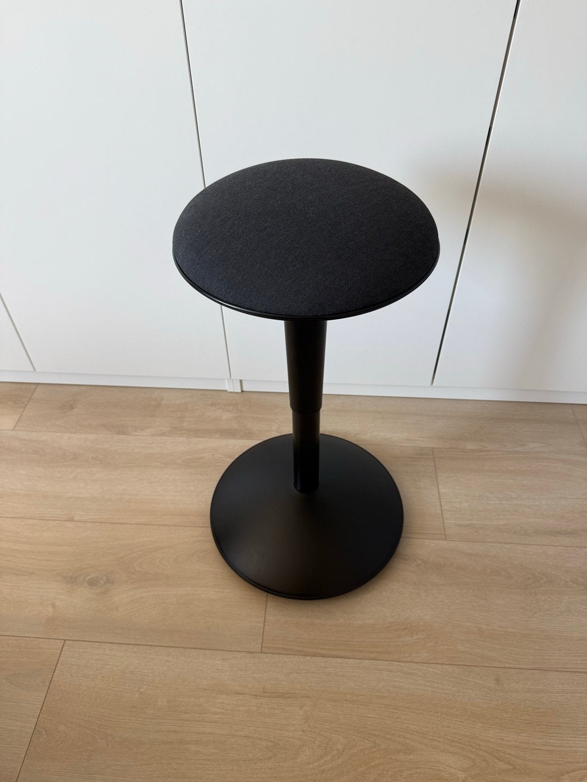 IKEA NILSERIK Zit/sta-kruk, in hoogte verstelbaar, Ophalen of Verzenden, Zo goed als nieuw