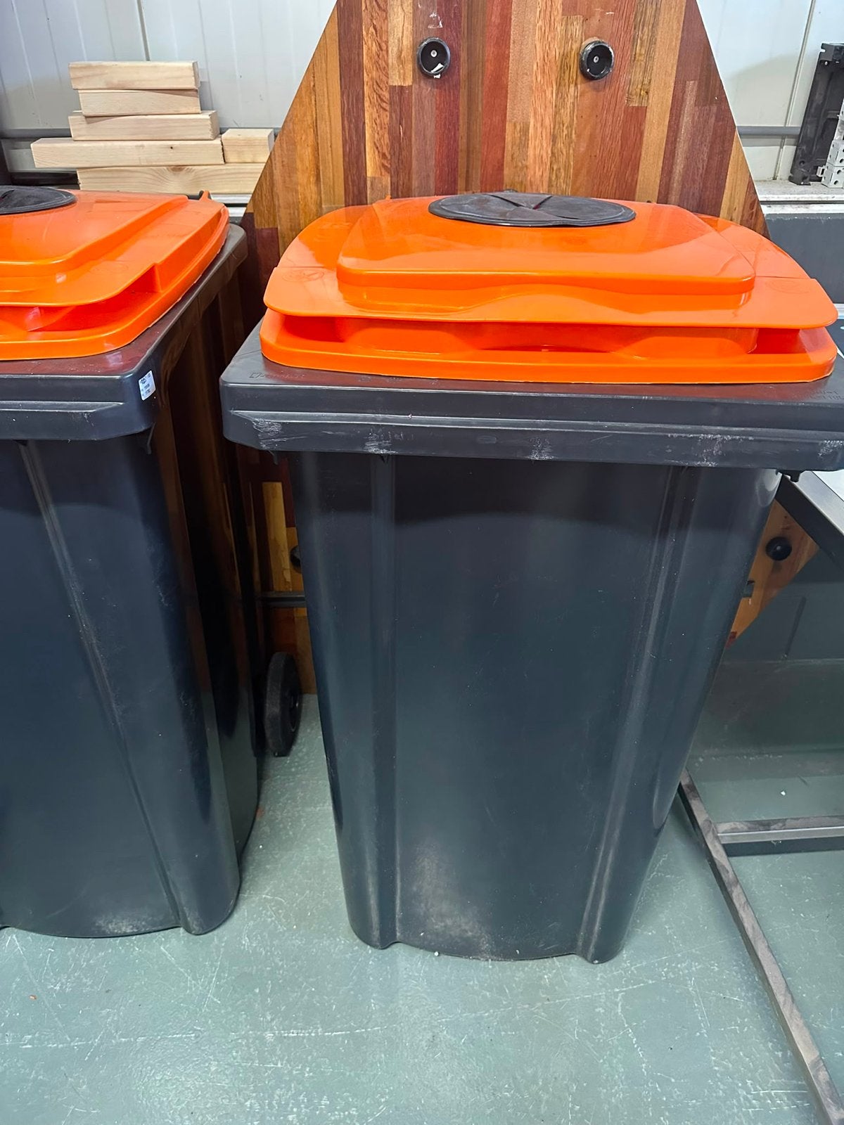 Grijze afvalcontainer met oranje deksel, Kunststof, 40 liter of meer, Ophalen of Verzenden, Zo goed als nieuw