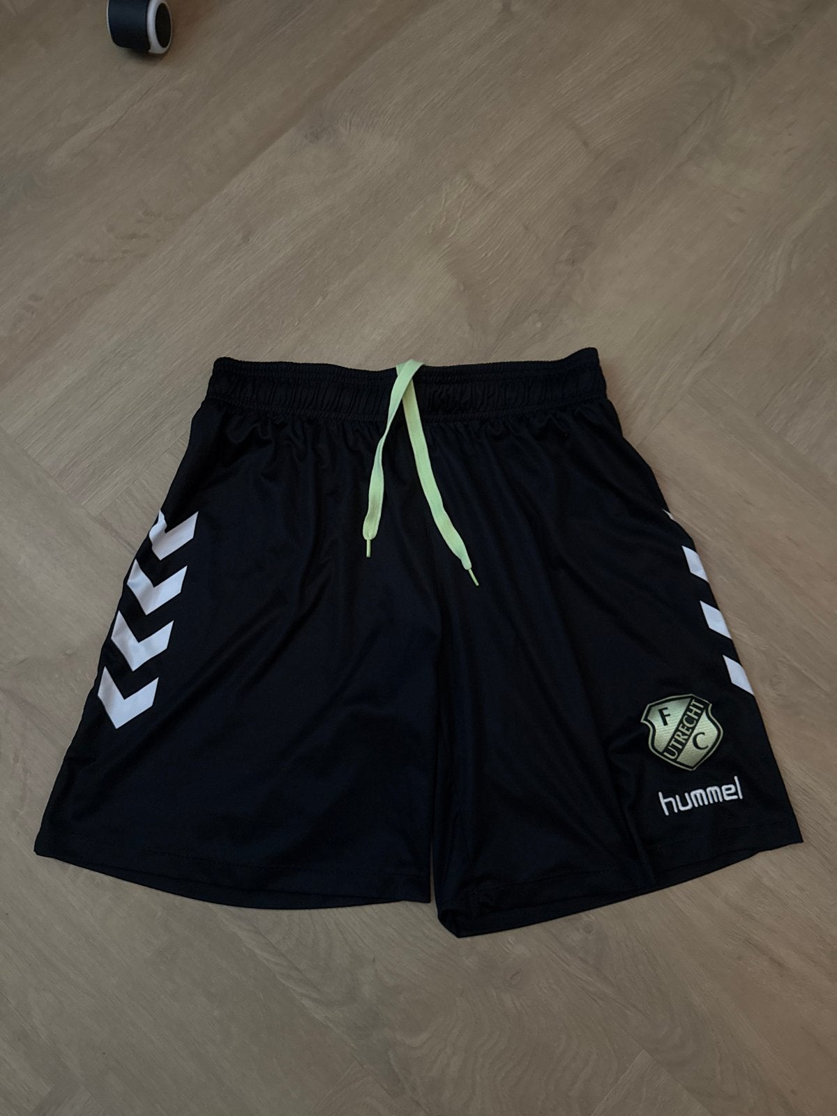 Hummel FC Utrecht Voetbalbroekje Maat L, Sport en Fitness, Voetbal, Maat L, Ophalen of Verzenden, Zo goed als nieuw, Broek
