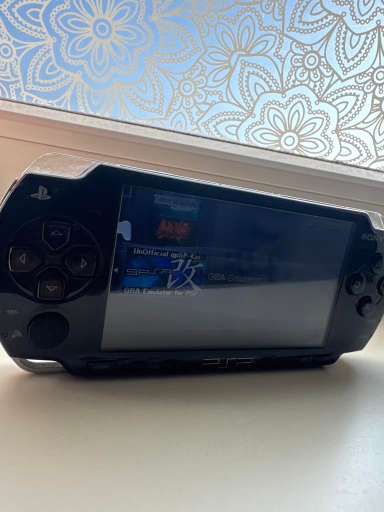 Sony PSP 2000 Zwart - Goed werkende staat, Spelcomputers en Games, Spelcomputers | Sony PSP, Met games, Ophalen of Verzenden, Zo goed als nieuw