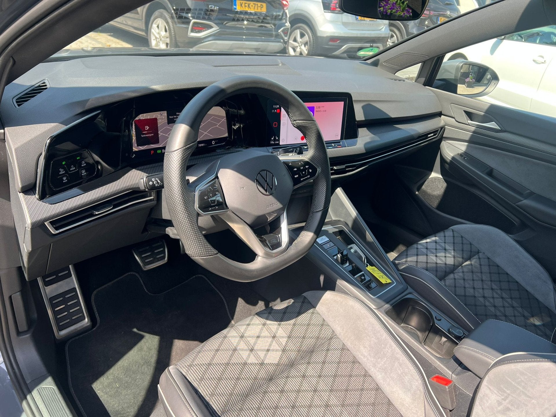 Volkswagen Golf 1.0 eTSI R line camera, virtual cockpit, cru, Automatische klimaatregeling, Zwart, Alcantara, Bedrijf