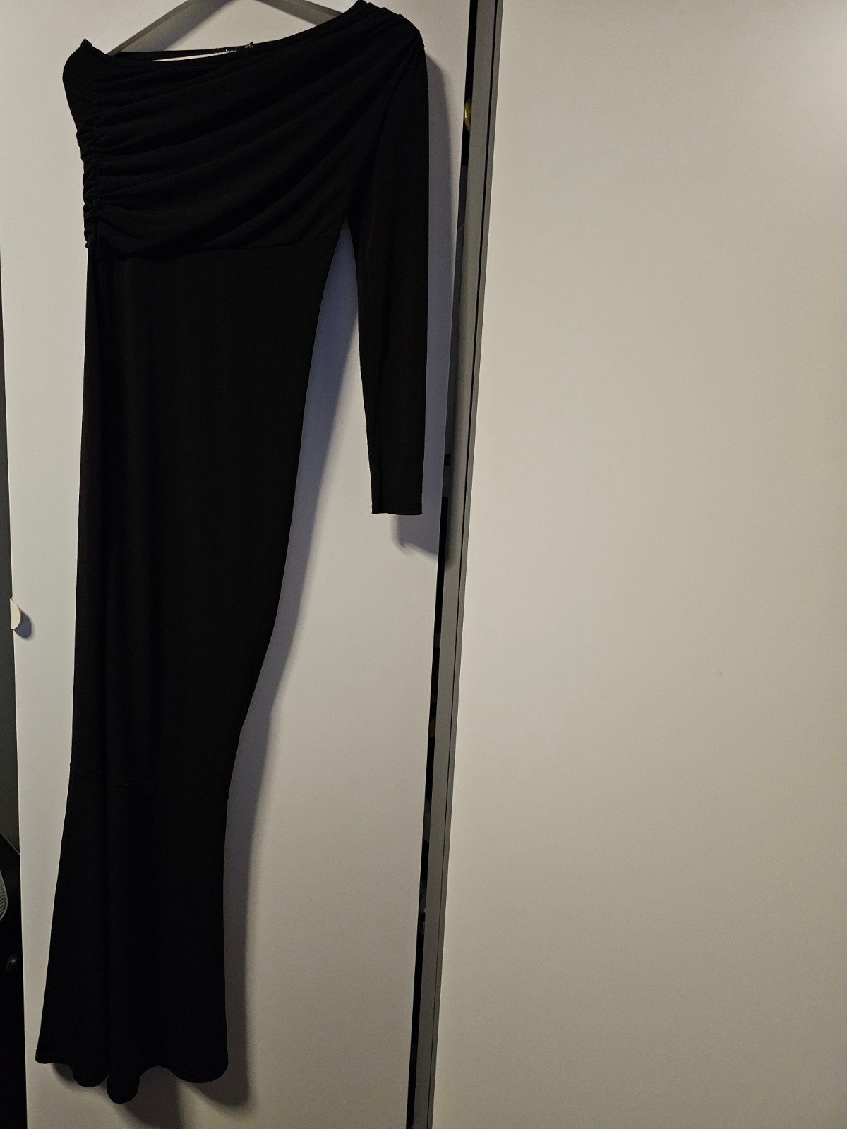 Boohoo Zwarte Off-Shoulder Maxi Jurk Maat 36 (S), Ophalen of Verzenden