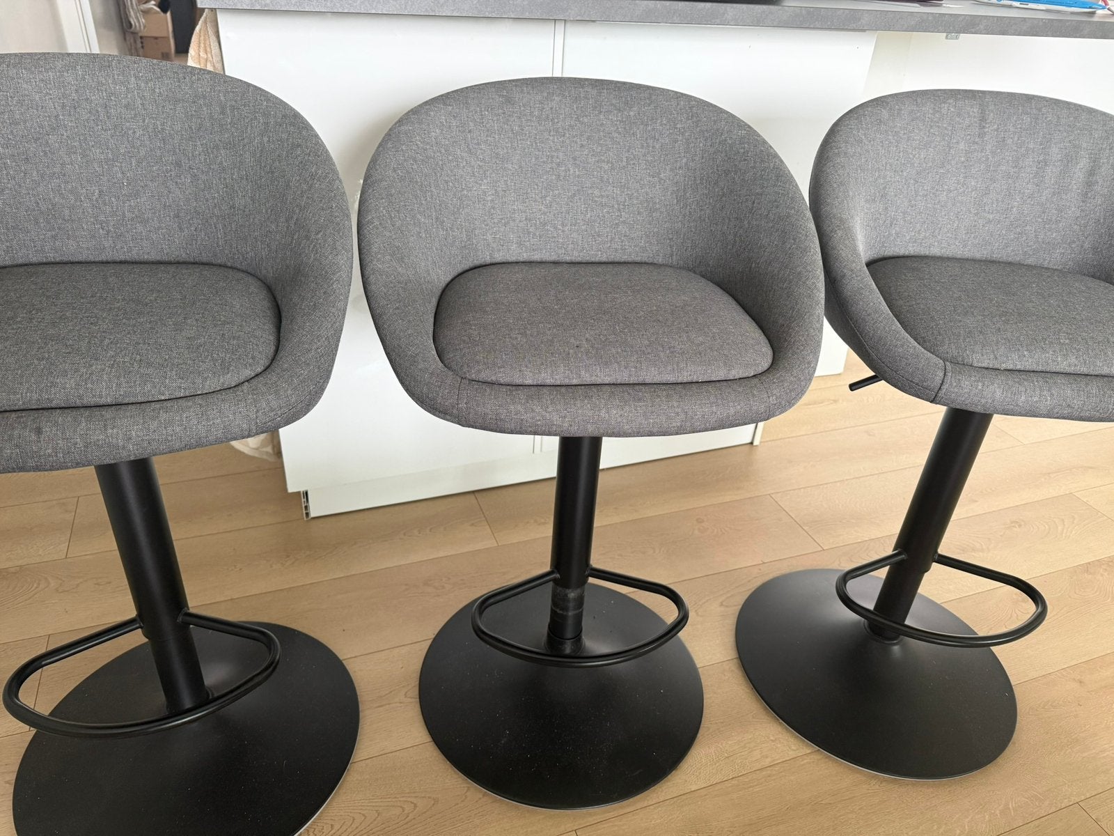 3 grijze barkrukken, 2 krukken, Ophalen of Verzenden, Zo goed als nieuw, 60 tot 90 cm